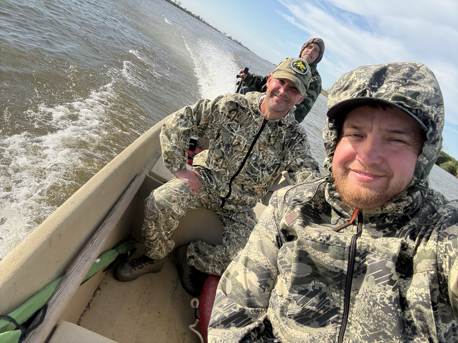 Рыбаки в лодке на водоемах дельты Волги