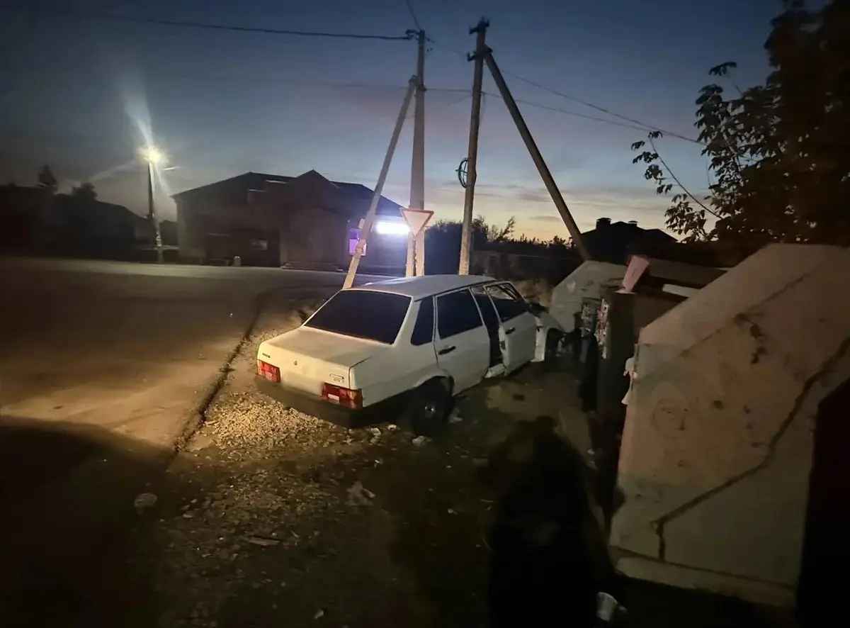 В Гремячьем ВАЗ врезался в ограждение контейнерной площадки: пострадали четверо