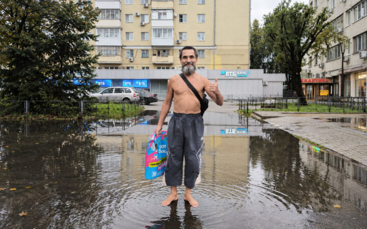 Вдоль больших дорог идёт босиком, не жалея ног — почти 30 лет: история Вити Босого, живой легенды Воронежа