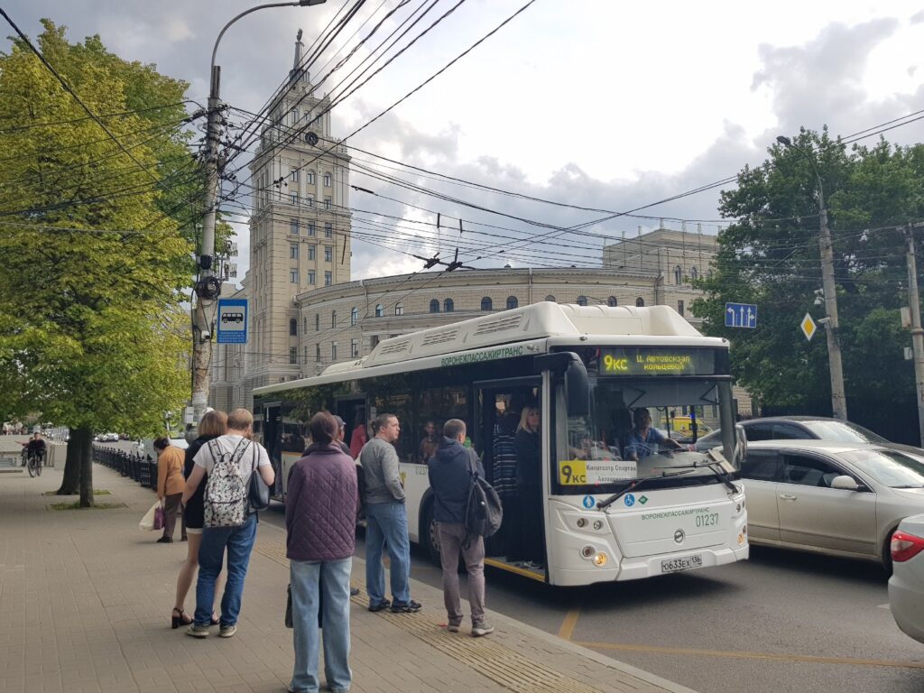 Автобус и пассажиры на остановке в центре Воронежа